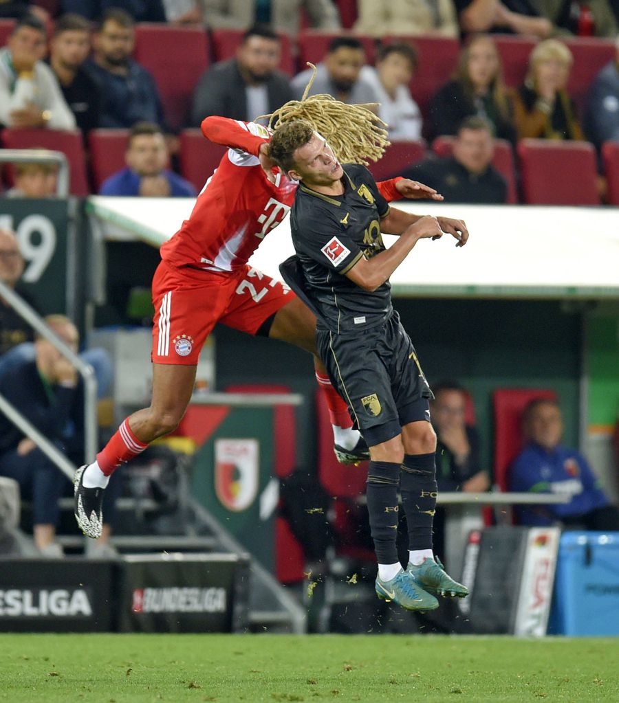 Sacha Boey (în roșu) intră în contact cu Robin Fellhauer în timpul meciului / Foto: Imago Jucătorul lui Augsburg a fost transportat la spital, iar antrenorul critică reacția lui Bayern.