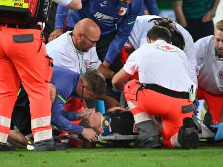 Jucătorul lui Augsburg a fost dus la spital, antrenorul blamează Bayern: ”Dacă ar fi activat sinapsele…”