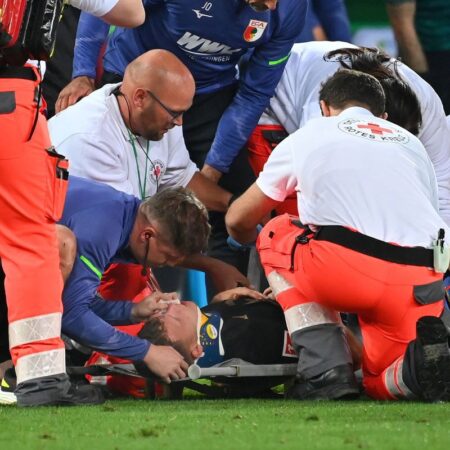 Jucătorul lui Augsburg a fost dus la spital, antrenorul blamează Bayern: ”Dacă ar fi activat sinapsele…”