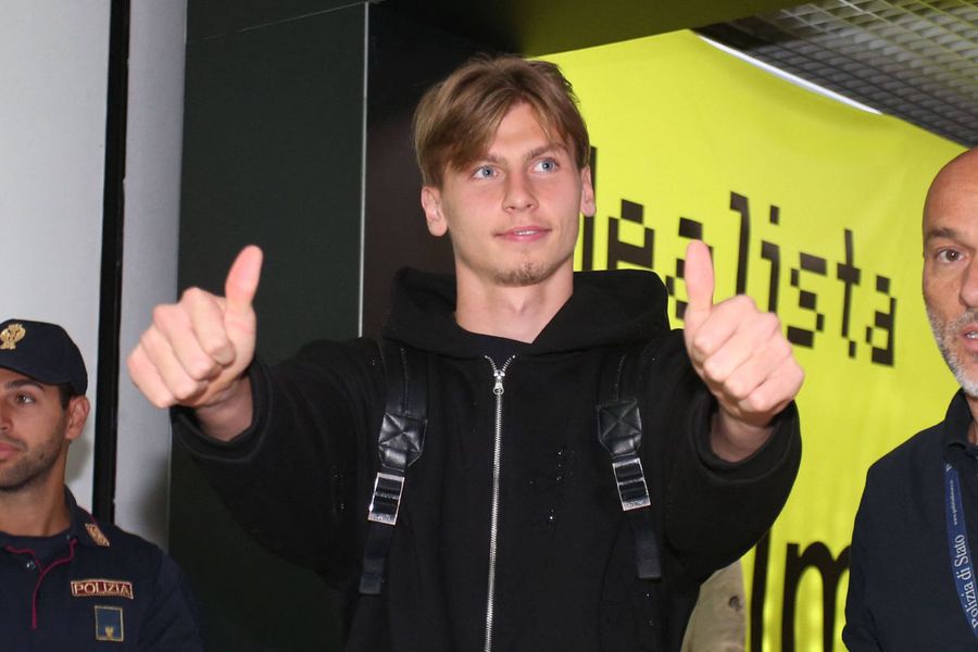 Jan Ziolkowski (aici la sosirea pe aeroportul Fiumicino) va semna un contract pe 5 ani cu AS Roma Edi Iordănescu mai pierde un jucător! » Legia Varșovia vinde în Serie A. Este al treilea cel mai scump transfer