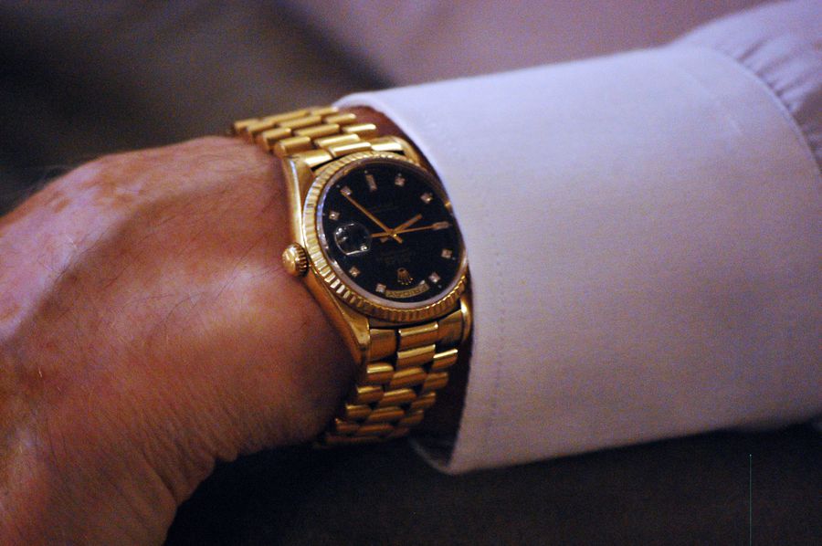 Ceasul lui Cornel Dinu pe care l-a primit de la Ion Iliescu. Cornel Dinu are un Rolex de aur de la Ion Iliescu! Cât costă „bijuteria” și mesajul fostului președinte.