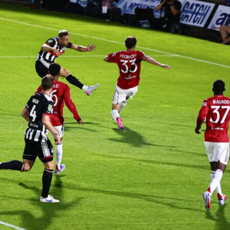 HALUCINANT! Manchester United este condusă cu 2-0 de o echipă din liga a patra, după două greșeli ale lui Onana.