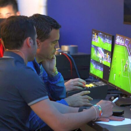 Schimbare fundamentală în arbitrajul românesc! Răzvan Burleanu propune eliminarea echipamentului VAR de pe stadioanele din Superligă: „Contribuim la valoare!”