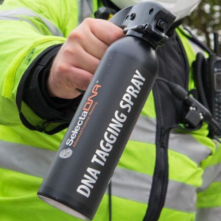 „Armă high-tech împotriva hooliganilor: Poliția va utiliza un spray special cu markeri invizibili, testat pe infractori!”