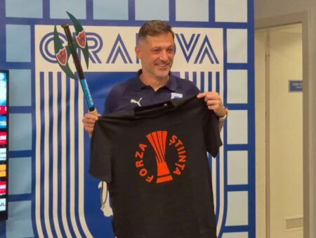 Scene apoteotice la Craiova! Cadoul primit de Mirel Rădoi a încântat publicul din Bănie + Detaliile din spatele scenografiei anti-UEFA