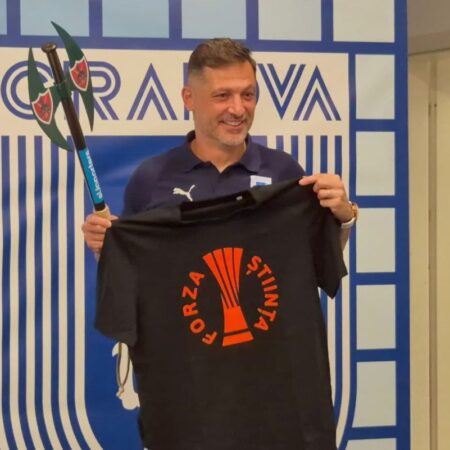 Scene apoteotice la Craiova! Cadoul primit de Mirel Rădoi a încântat publicul din Bănie + Detaliile din spatele scenografiei anti-UEFA