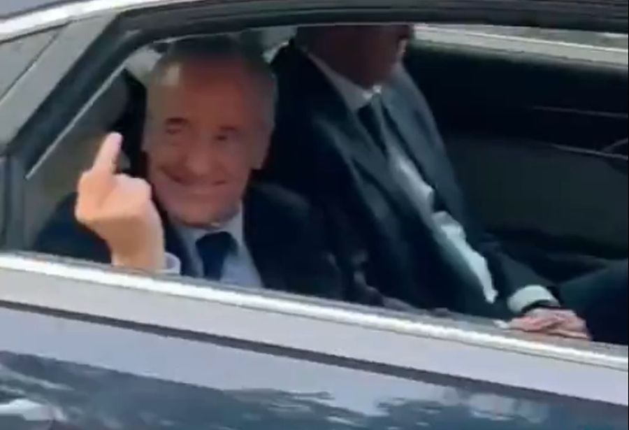 Florentino Perez filmat în timp ce face gesturi