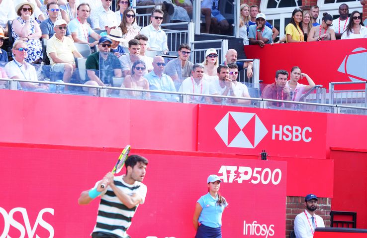 Emma Răducanu, urmărindu-l pe Carlos Alcaraz la ATP Queen's