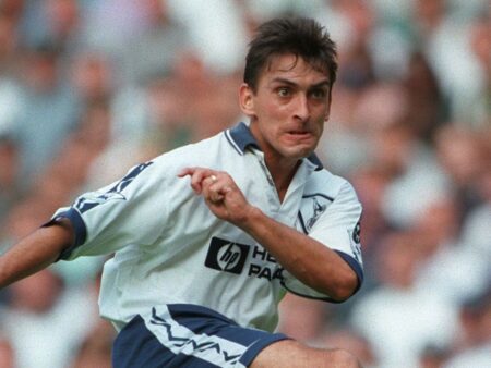 Titlul alternativ ar putea fi: „Oldies dar GOALdies! Golurile de excepție din Premier League ale lui Ilie Dumitrescu, Viorel Moldovan și Ionel Ganea”