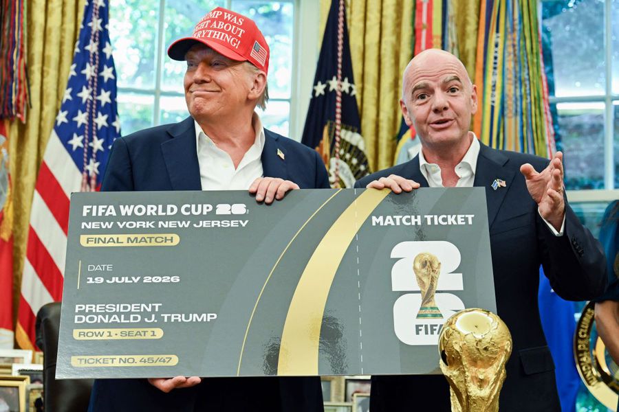 Donald Trump și Gianni Infantino, președinții SUA și FIFA, s-au dat în spectacol în Biroul Oval cu Cupa Mondială. 15 săptămâni până la tragerea la sorți!
