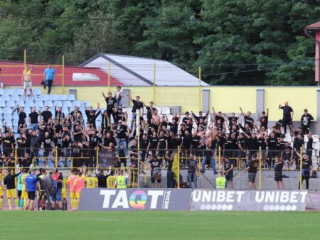 Vântul suflă pe stadionul unei echipe cu tradiție din România: „De doi ani n-a mai jucat nicio echipă aici”