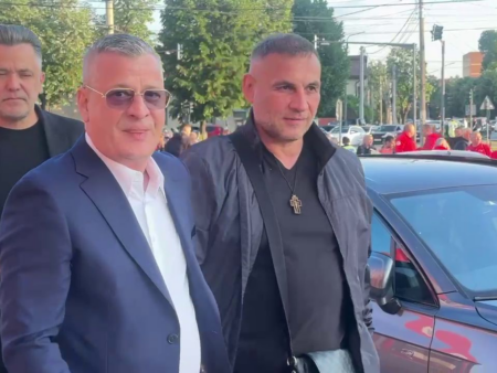 Iată o variantă reconfigurată a titlului: 

„Domnul Varga a anunțat dorința de a rezilia contractul + situația lui Louis Munteanu”