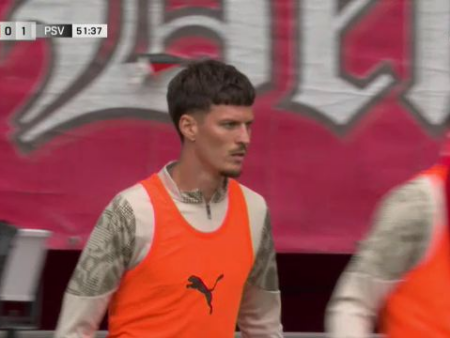 Debutul lui Dennis Man la PSV, întârziat! Peter Bosz l-a chemat la încălzire, dar românul mai are de așteptat.