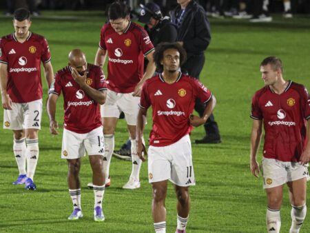 Miracolul de la Grimsby: Man. United, eliminată de o echipă din liga a patra în Cupa Ligii. Mbeumo are un salariu dublu față de valoarea întregului lot al lui Grimsby Town