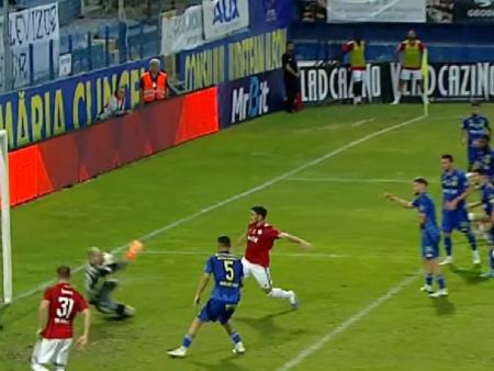 Parada sezonului în Superligă! Portarul a realizat o intervenție spectaculoasă, urmată de eliminarea la aceeași fază.
