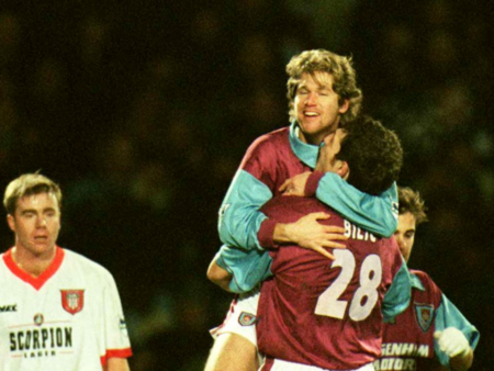 Florin Răducioiu și golul ce a lăsat Anglia fără cuvinte: Momentul magic împotriva lui Manchester United în Premier League.