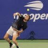 „Dacă te ating, să știi de ce” – Tsitsipas, într-o ipostază neașteptată pe teren. Grecul încheie un an dificil în tenis.