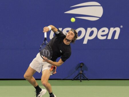 „Dacă te ating, să știi de ce” – Tsitsipas, într-o ipostază neașteptată pe teren. Grecul încheie un an dificil în tenis.