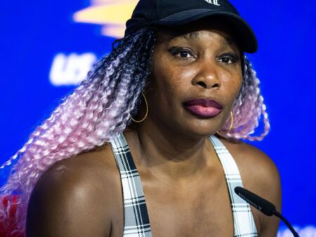 Iată o variantă refăcută a titlului: 

„Reacția lui Mats Wilander față de wild-cardul acordat lui Venus Williams (45 de ani) la US Open”