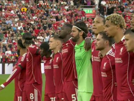 Moment de reculegere pe Anfield pentru Diogo Jota. Fotbaliștii, înduioșați de emoție.