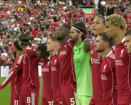 Moment de reculegere pe Anfield pentru Diogo Jota. Fotbaliștii, înduioșați de emoție.