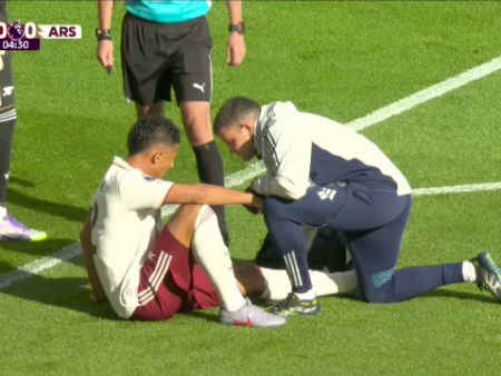 OUT după doar patru minute! William Saliba s-a accidentat în meciul Liverpool – Arsenal și a fost nevoit să iasă.