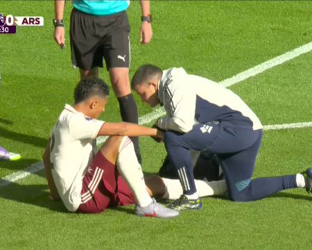 OUT după doar patru minute! William Saliba s-a accidentat în meciul Liverpool – Arsenal și a fost nevoit să iasă.