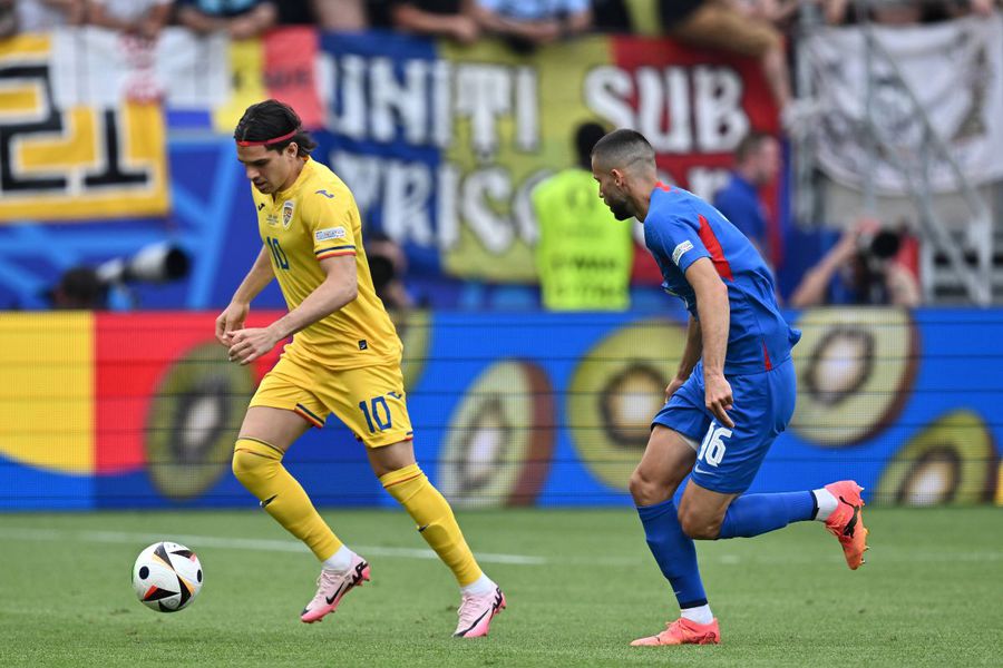 Ianis Hagi, în duel cu slovacul David Hancko, la partida remizată cu Slovacia (1-1) la EURO 2024 Mărturia ultimei achiziții a lui Atletico: „Ar trebui să joc 20 de ani aici să câștig cât primeam în Arabia Saudită!”