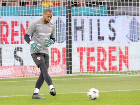 De ce nu joacă Devis Epassy, portarul titular al lui Dinamo, în meciul cu Petrolul?