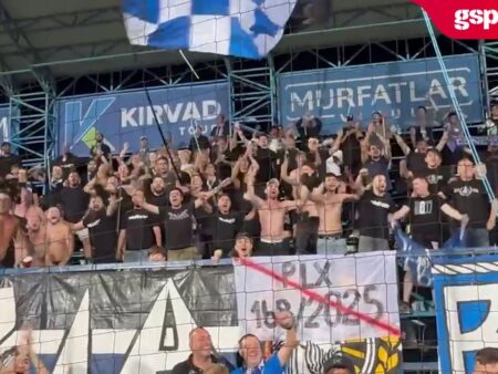 Jucătorii Farului sărbătoresc alături de fani după victoria cu Petrolul, 2-1