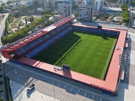 Primul meci disputat acasă de Barcelona pe un stadion cu 6.000 de locuri