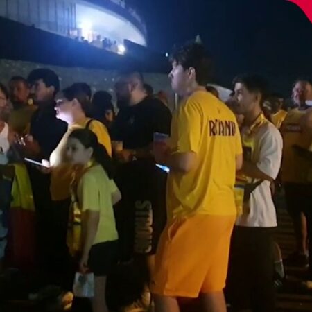 Suporterii români așteaptă la coadă pentru a accesa peluza nord la partida România – Cipru