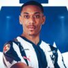 Iată o variantă reformulată a titlului:

„Uimitor: Anthony Martial, cel mai promițător jucător al anului 2015, ajunge să semneze la 29 de ani! » Primul francez din istoria clubului”