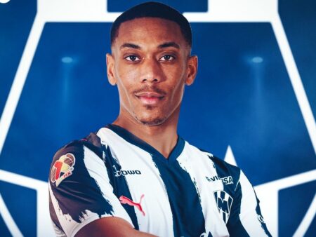 Iată o variantă reformulată a titlului:

„Uimitor: Anthony Martial, cel mai promițător jucător al anului 2015, ajunge să semneze la 29 de ani! » Primul francez din istoria clubului”