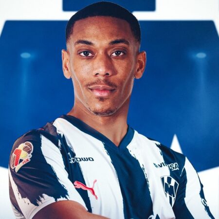 Iată o variantă reformulată a titlului:

„Uimitor: Anthony Martial, cel mai promițător jucător al anului 2015, ajunge să semneze la 29 de ani! » Primul francez din istoria clubului”