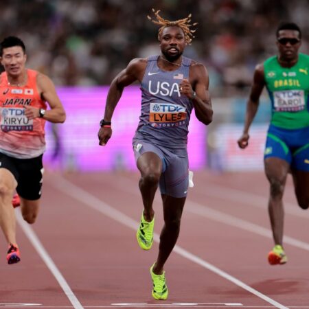 Favoriții probei de 100 m s-au calificat fără dificultăți în serii la Campionatele Mondiale de la Tokyo.