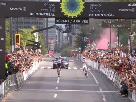 Unul dintre cele mai memorabile momente ale anului în sportul internațional: Gestul impresionant al lui Tadej Pogacar, alergând pe „șoseaua liberă” spre victorie