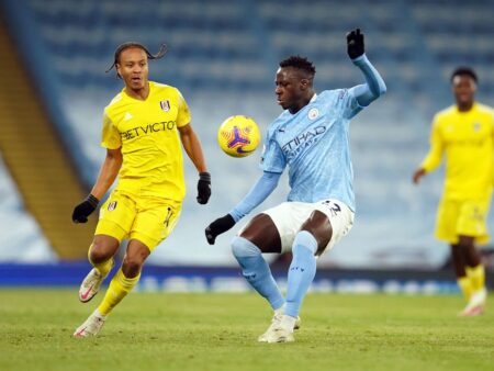 Fostul star al lui Manchester City a aterizat în Estul Europei » Sosire cu avion privat