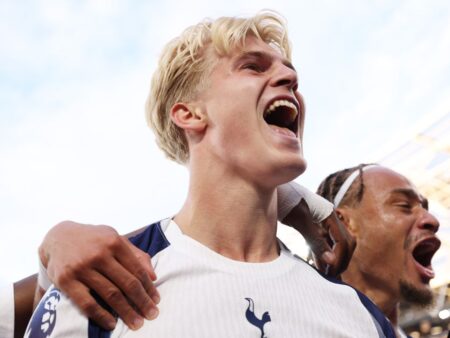 Everton – Tottenham, de la 18:30, exclusiv pe VOYO! Provocare dificilă pentru echipa lui Radu Drăgușin