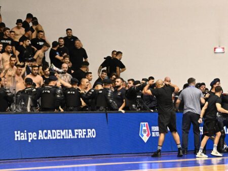 Incidente violente la meciul România – Ungaria! Fanii români au intrat pe teren și s-au confruntat cu jandarmii » Meciul crucial pentru CE de futsal a fost întrerupt timp de 45 de minute