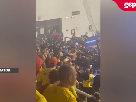 Incidente majore între România și Ungaria! Fanii români au pătruns pe teren și s-au confruntat cu jandarmii » Meciul crucial pentru CE de futsal a fost suspendat timp de 45 de minute.