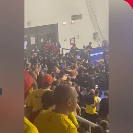 Incidente majore între România și Ungaria! Fanii români au pătruns pe teren și s-au confruntat cu jandarmii » Meciul crucial pentru CE de futsal a fost suspendat timp de 45 de minute.