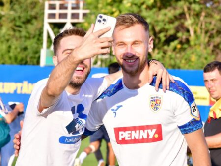 Doi jucători lipsesc de la antrenamentul naționalei de luni » Mircea Lucescu finalizează ultimele detalii
