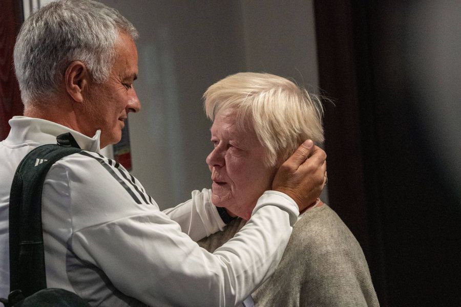Cine este femeia pe care Jose Mourinho a îmbrățișat-o îndelung pe Stamford Bridge