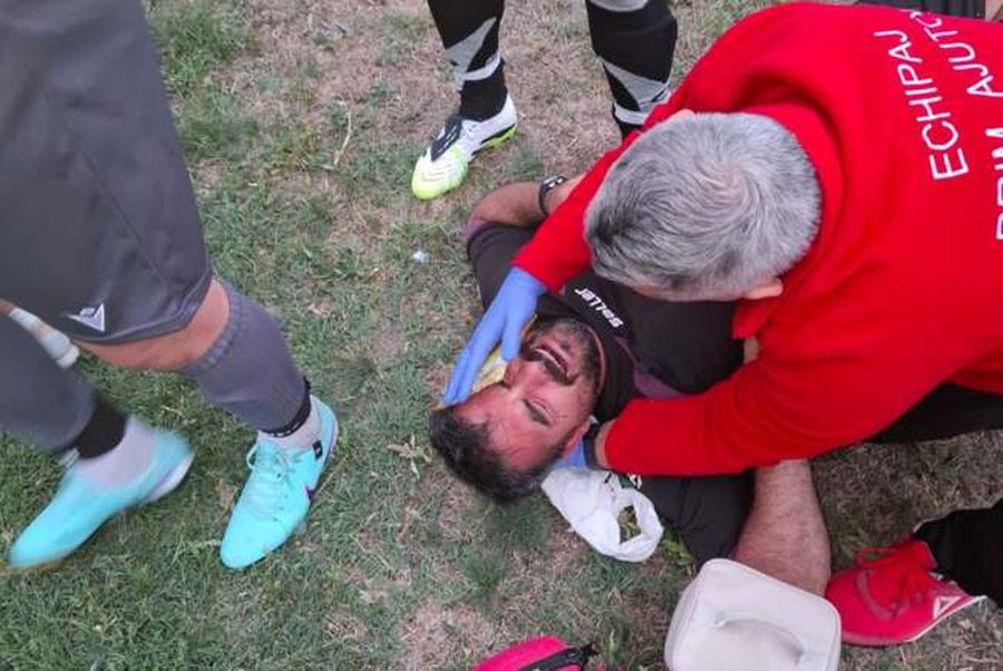 Incident grav la meciul dintre Gloria Secusigiu și Banatul Arad din Liga 5 Scene șocante la meciul din România! Arbitrul, agreat de jucător: primarul vrea să desființeze echipa
