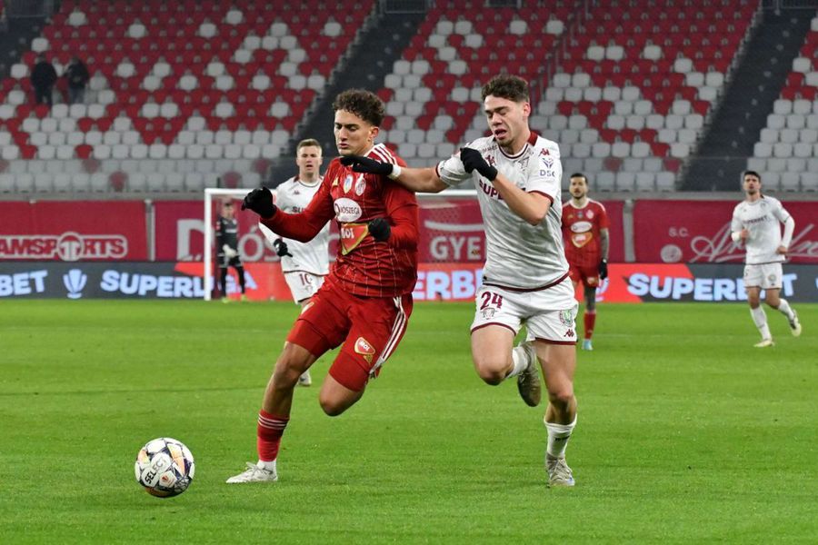 Omar El Sawy (stânga) Rapid își cedează un jucător U21 în Superliga! Mâine este ziua decisivă