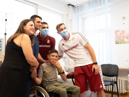 Rapidiștii au adus bucurie pe fețele copiilor internați la Spitalul „Marie Curie” din București