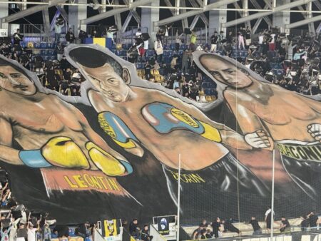 Scenografii INCREDIBILE la Petrolul – Dinamo! Omagiu pentru trei boxeri legendari din Ploiești + torțe și fumigene în peluza „câinilor”