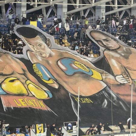 Scenografii INCREDIBILE la Petrolul – Dinamo! Omagiu pentru trei boxeri legendari din Ploiești + torțe și fumigene în peluza „câinilor”
