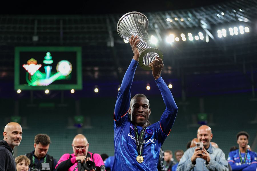 Nicolas Jackson, sărbătorind câștigarea UEFA Conference League cu Chelsea (sezonul 2024/2025) Aproape imposibil! Ce condiție trebuie să îndeplinească Nicolas Jackson pentru ca Bayern să-l transfere definitiv
